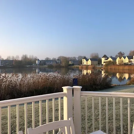 Stunning New England Style Lakeside Lodge Cirencester Exterior photo