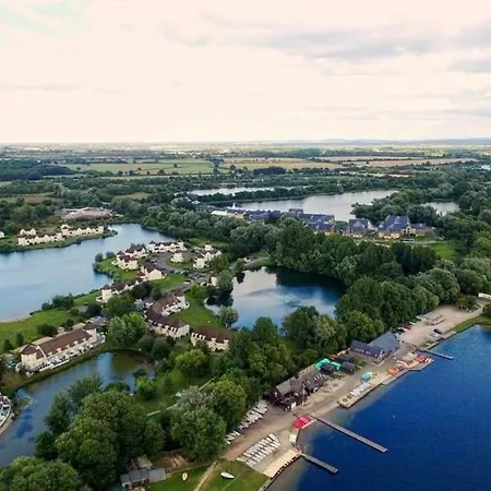 Stunning New England Style Lakeside Lodge Cirencester Exterior photo