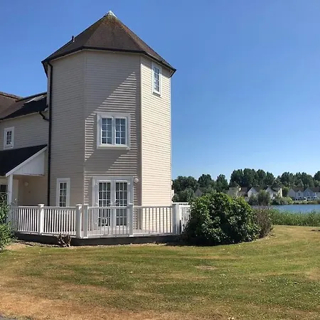 Stunning New England Style Lakeside Lodge Cirencester Exterior photo