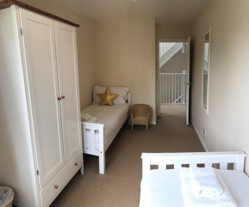 Stunning New England Style Lakeside * Cirencester