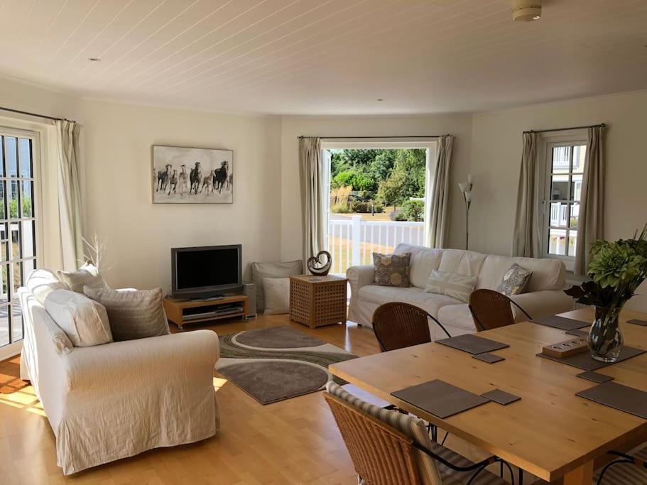 Stunning New England Style Lakeside Cirencester