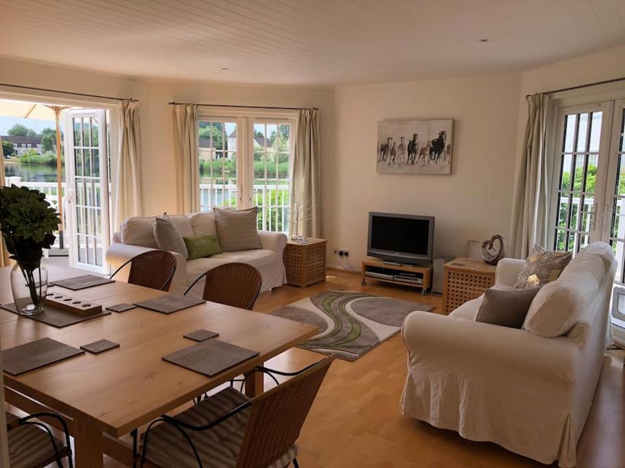Holiday home Stunning New England Style Lakeside Cirencester