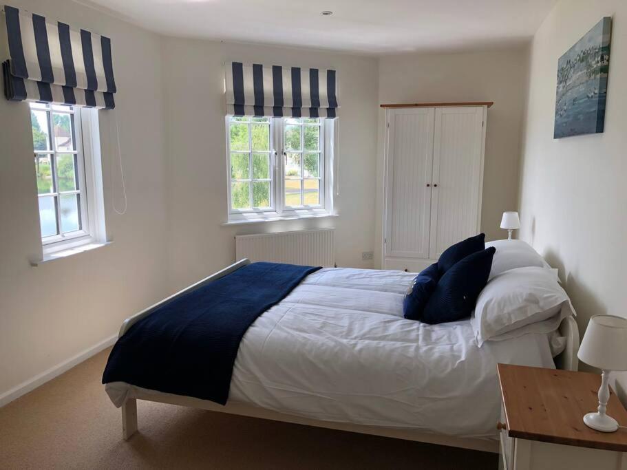 Stunning New England Style Lakeside Holiday home Cirencester