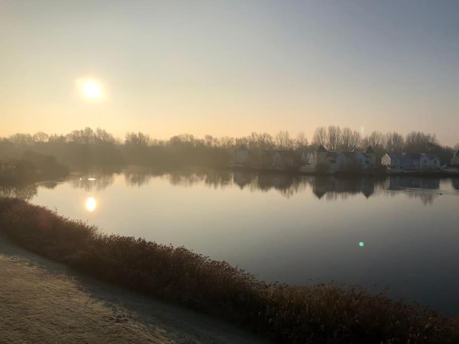 Stunning New England Style Lakeside * Cirencester