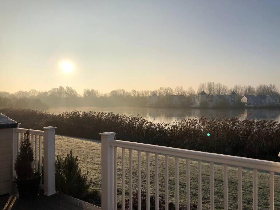 Stunning New England Style Lakeside * Cirencester