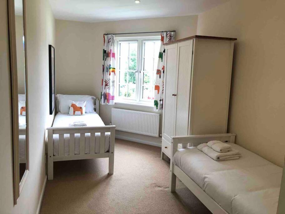 Stunning New England Style Lakeside Holiday home Cirencester