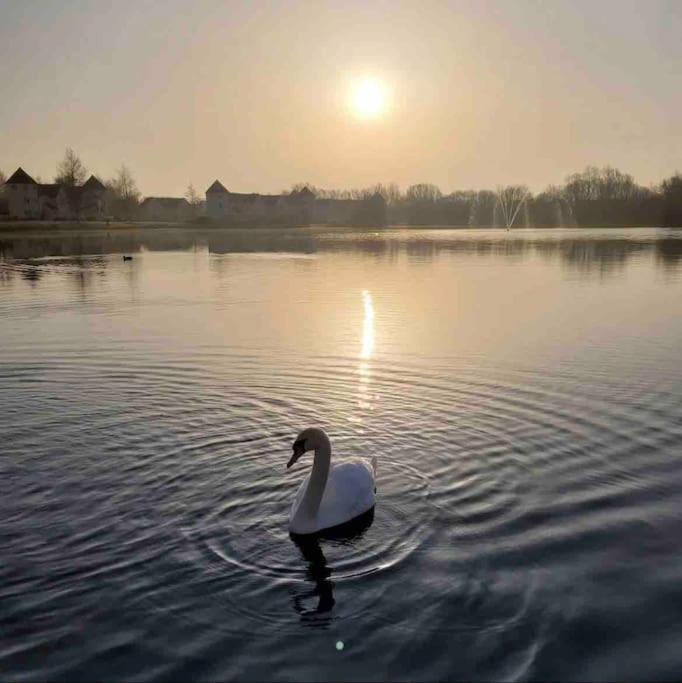 Stunning New England Style Lakeside Cirencester