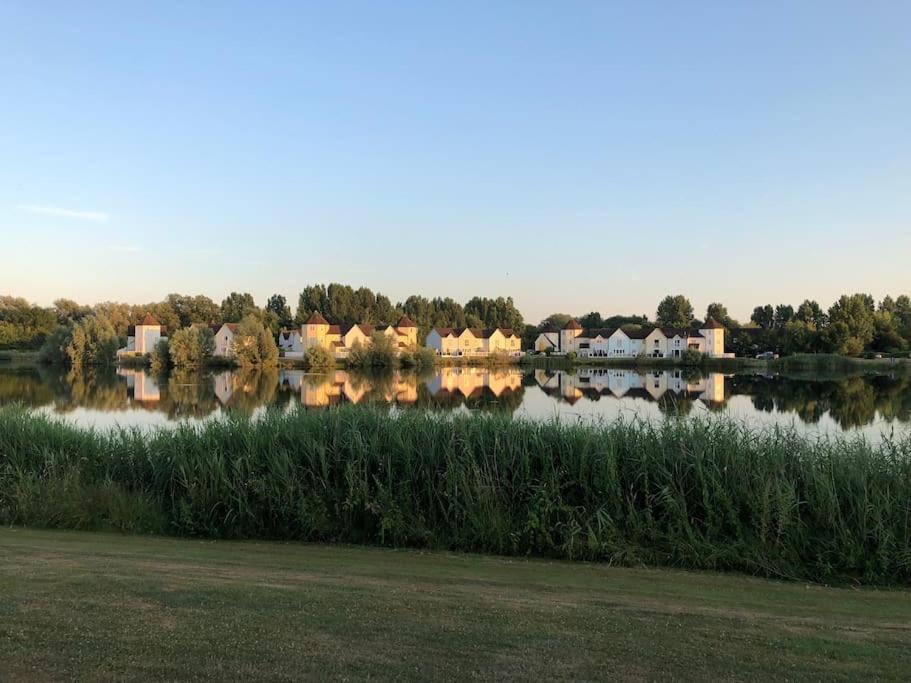 Holiday home Stunning New England Style Lakeside Cirencester