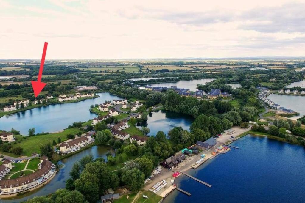 Stunning New England Style Lakeside Holiday home Cirencester