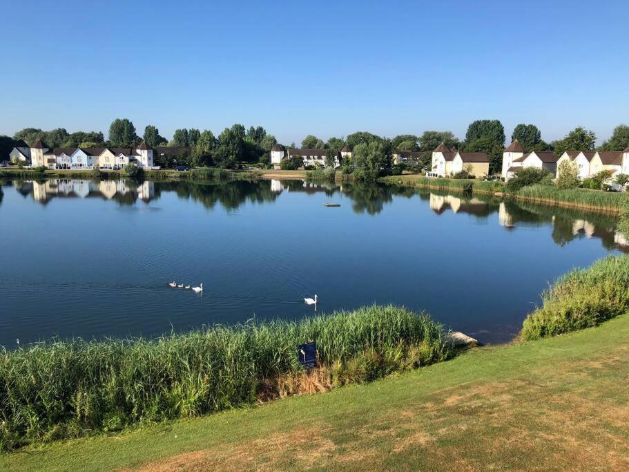 Stunning New England Style Lakeside Cirencester